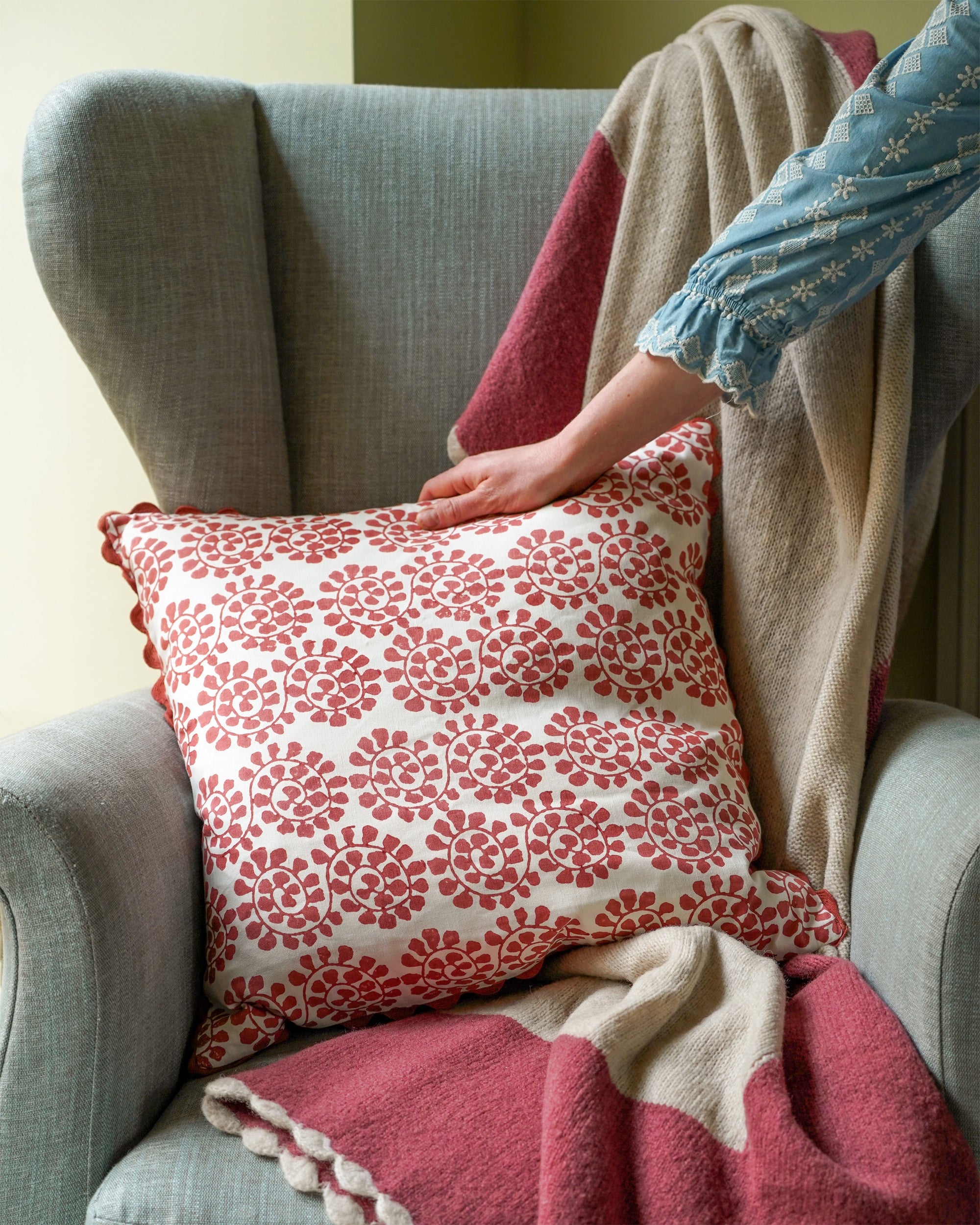 Bordered Knitted Throw - Pink