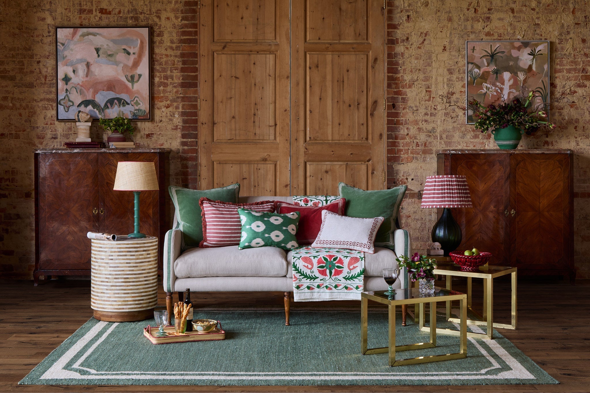 a red and green sitting room