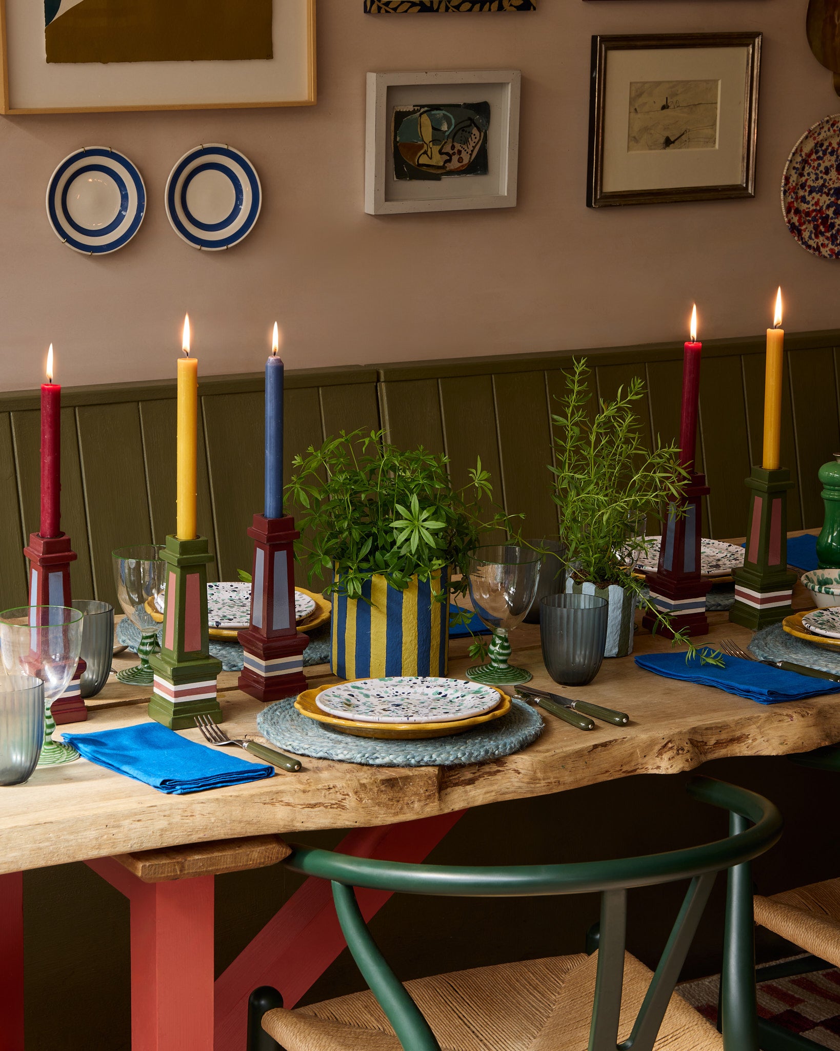 Sarah's dining table decorated with the must have planter, the grown up candlesticks, jute placemats and cutlery