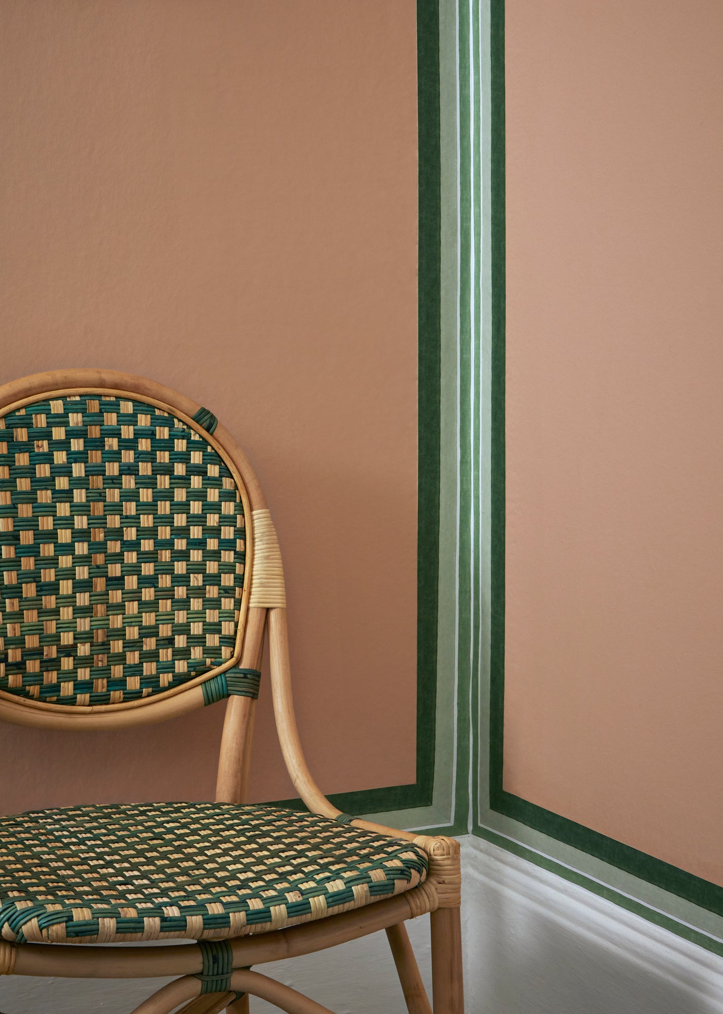 Close up lifestyle image, showcasing the Felipe striped green border