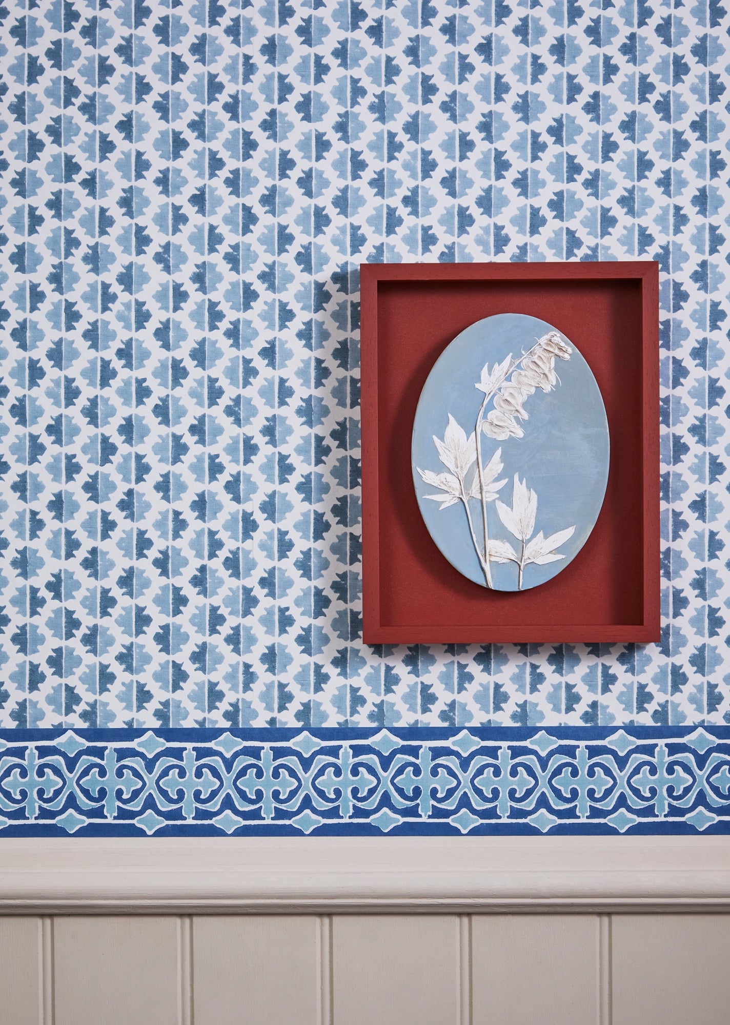 Close up detail image of the blue Sintra wallpaper with the Santa Clara Tile print border