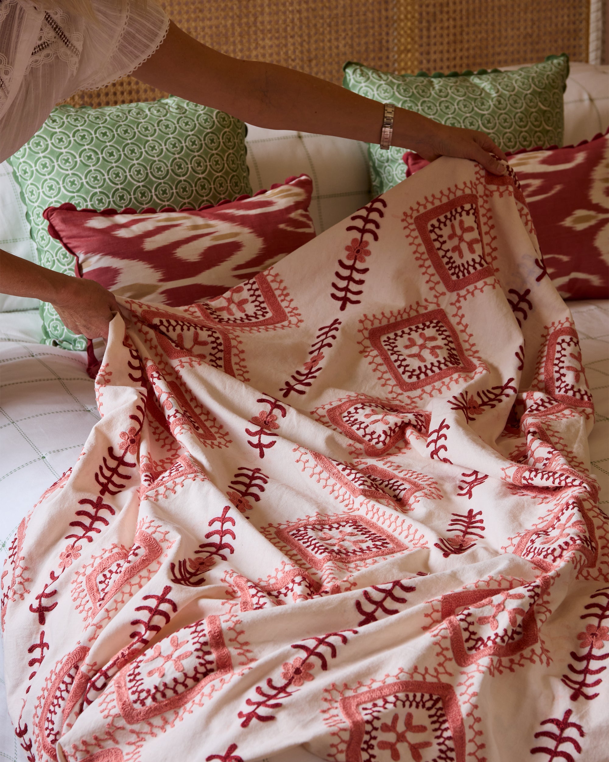 Detail image placing the pink Amrapali Suzan throw on a bed