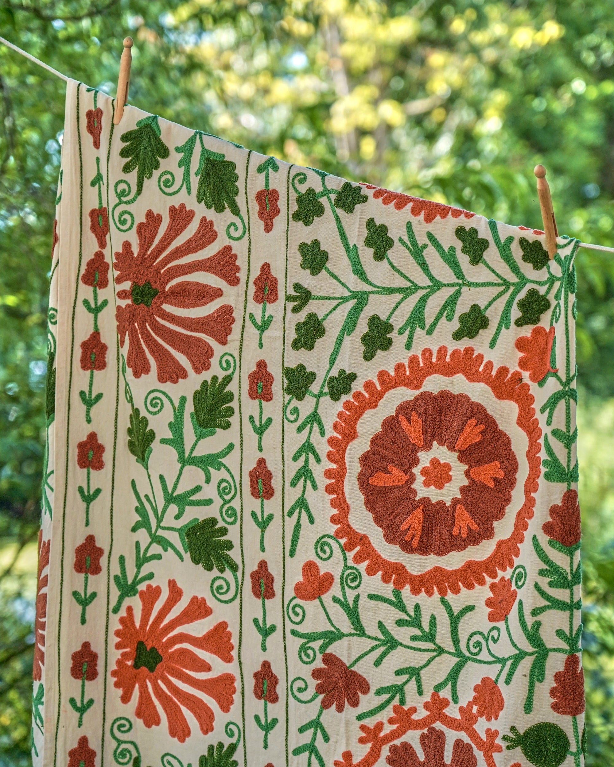 Dumaloq Suzani Throw - Green/Red – Birdie Fortescue